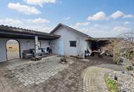 Geräumiges Stockhaus mit angebautem Laubengang und Garagentrakt