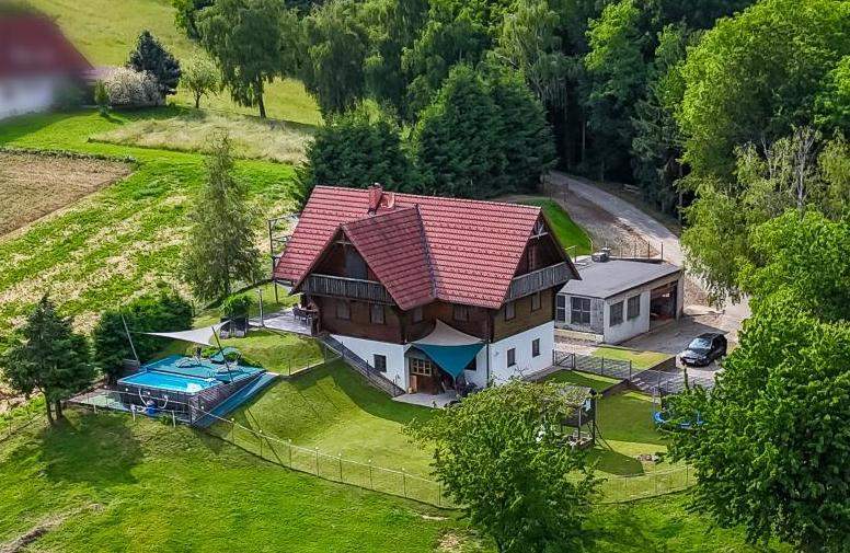 Wohn- und Ferienhaus im Grünen mit Blick auf die Riegersburg!