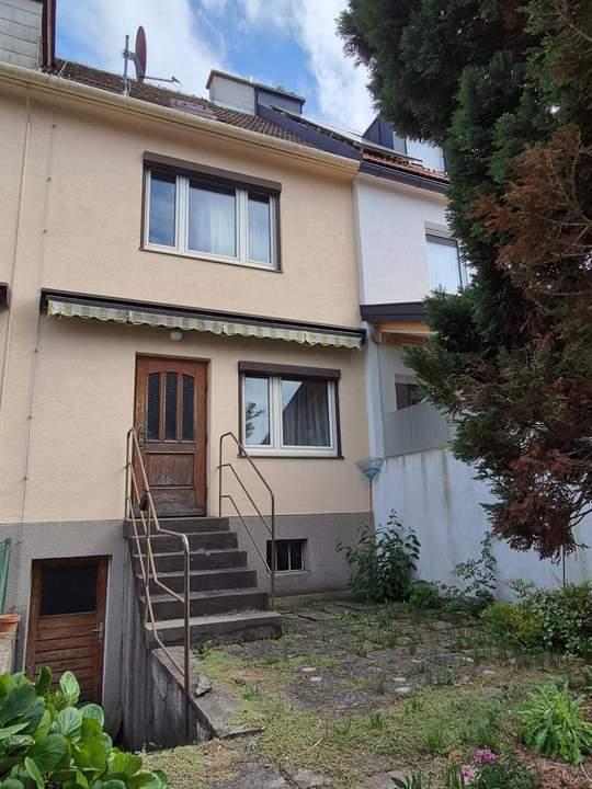 Renovierungsbedürftiges Mittelreihenhaus