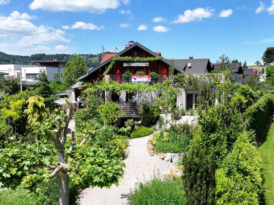 Garten zum Entspannen mit geschmackvoll ausgestattetem Haus