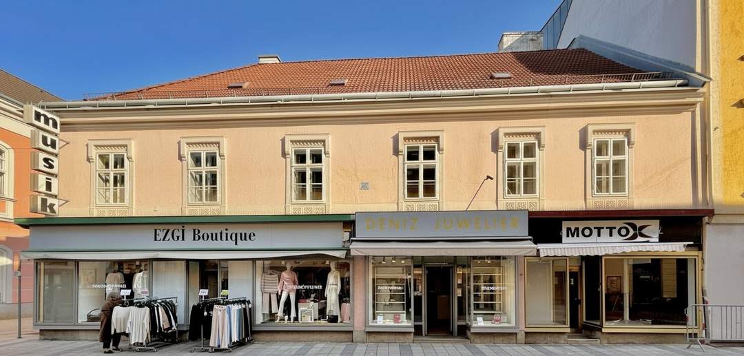 Frequenz-Standort deluxe! 35 m²-Geschäftslokal in der Herzog-Leopold-Straße | Retro-Portal mit breiter Fensterfläche | Sofort anmietbar