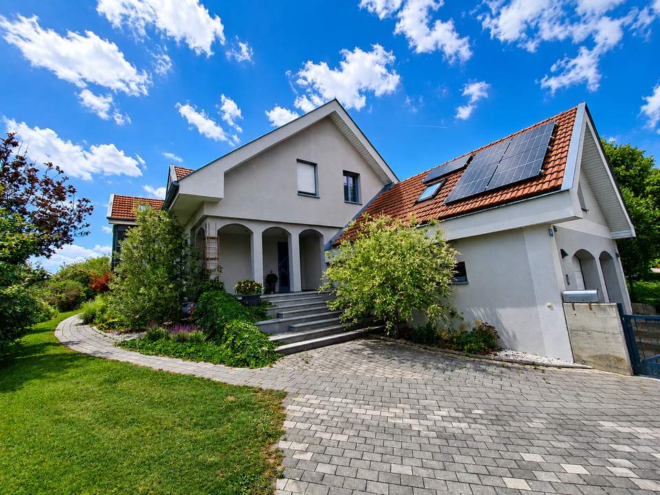 Wohnen wie im privaten Resort - Exklusives Landhaus mit 150 m² Naturschwimmteich und Gartenoase