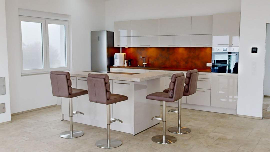 FIXPREIS € 279.000 – Neuwertiges Haus mit Fernblick &amp; 4 m Kellerhöhe