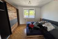Charmante Balkonwohnung in ruhiger Umgebung im grünen Herzen von Untergrünburg: helle Raumaufteilung, praktischer Abstellraum und privater Parkplatz vor der Haustüre! Hochwertige Küchenablöse möglich!
