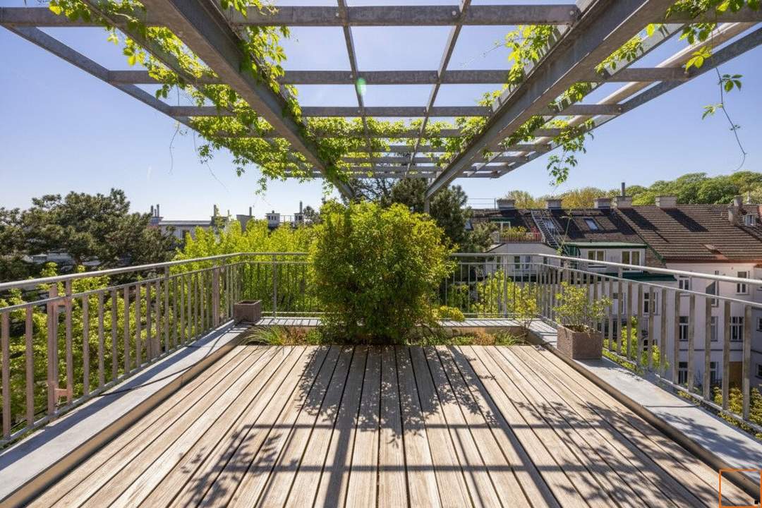 Gartentrakt in Grinzing: Penthouse auf Jahrhundertwendehaus mit großen Terrassen und Grünblick