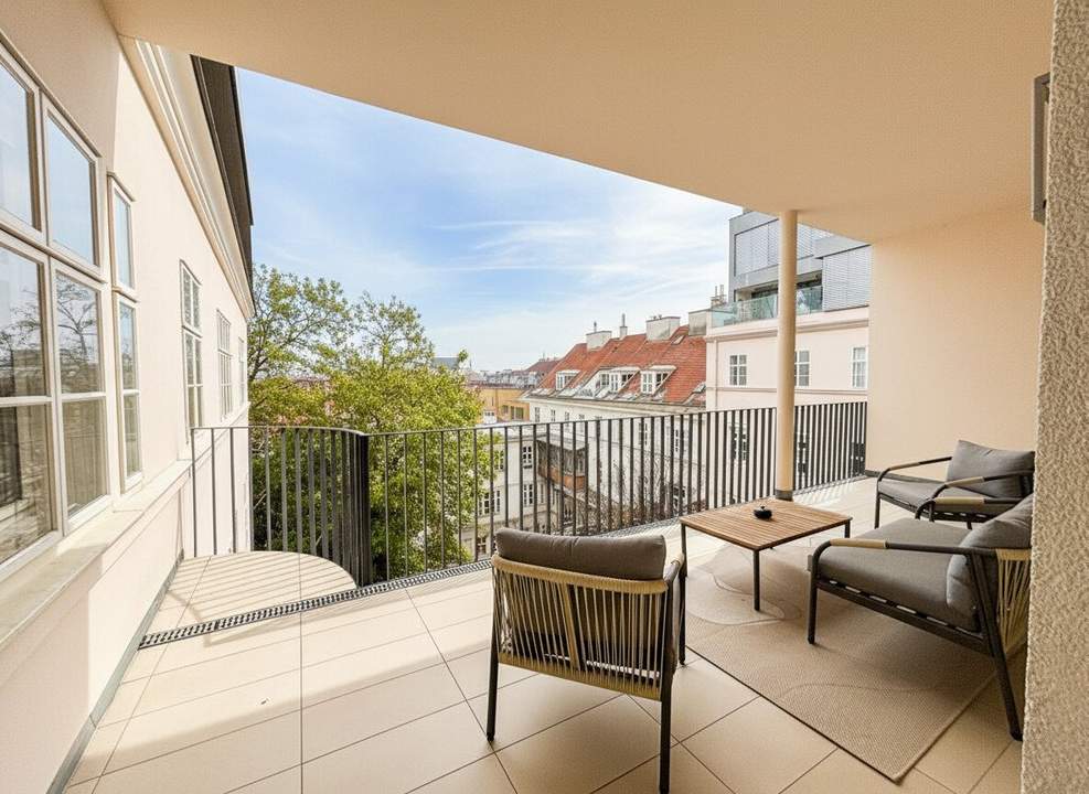 Premium-furnished top-floor apartment near Votivpark – including a parking space!