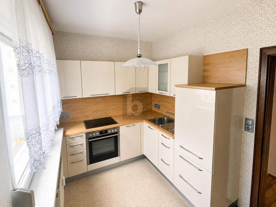 RUHIG WOHNEN, ZENTRAL LEBEN, MIT LOGGIA UND VIEL LICHT