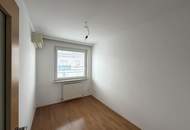 Klimatisierte Dachgeschosswohnung mit 4 Schlafzimmer und Garage // Air-conditioned attic apartment with 4 bedrooms and garage //