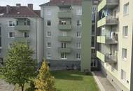 Helle, praktisch geschnittene 2-Raum-Wohnung in ruhiger und beliebter Lage von Wels – mit eigenem Parkplatz, durchdachter Ausstattung und entspannender grüner Aussicht!