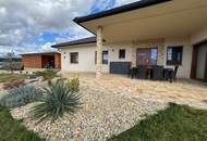 Großzügiges &amp; exklusives Familienhaus auf einer Ebene mit Garten und Nebengebäude