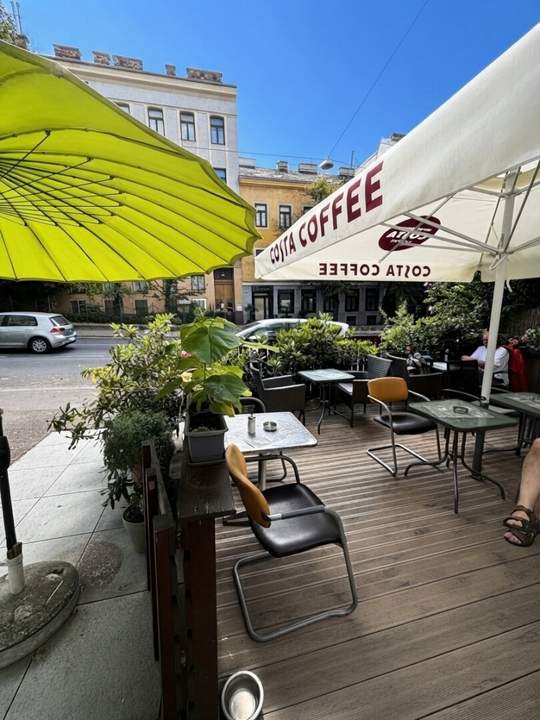 Attraktives Geschäftslokal mit großzügigem Gastbereich und Terrasse in 1150 Wien zu verkaufen ! Renditeobjekt !