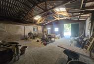 Wohnen mit Privatsphäre: Bauernhaus mit uneinsehbarem Innenhof, großem Maschinenschuppen und vielseitigen Nebengebäuden