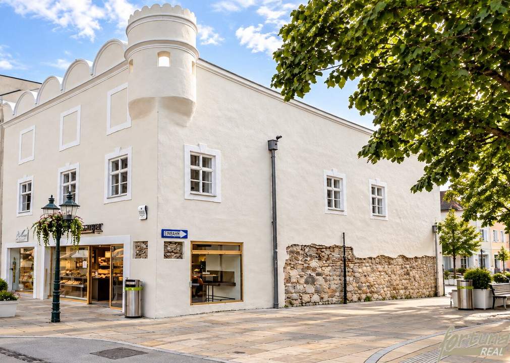Historisches Stadthaus mit zwei Geschäften und Wohnungen in Tulln an der Donau