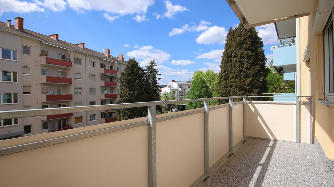 Sanierungsbedürftige 2-Zimmer-Wohnung mit Balkon