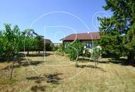 Großes Eckgrundstück mit renovierungsbedürftigem Haus!