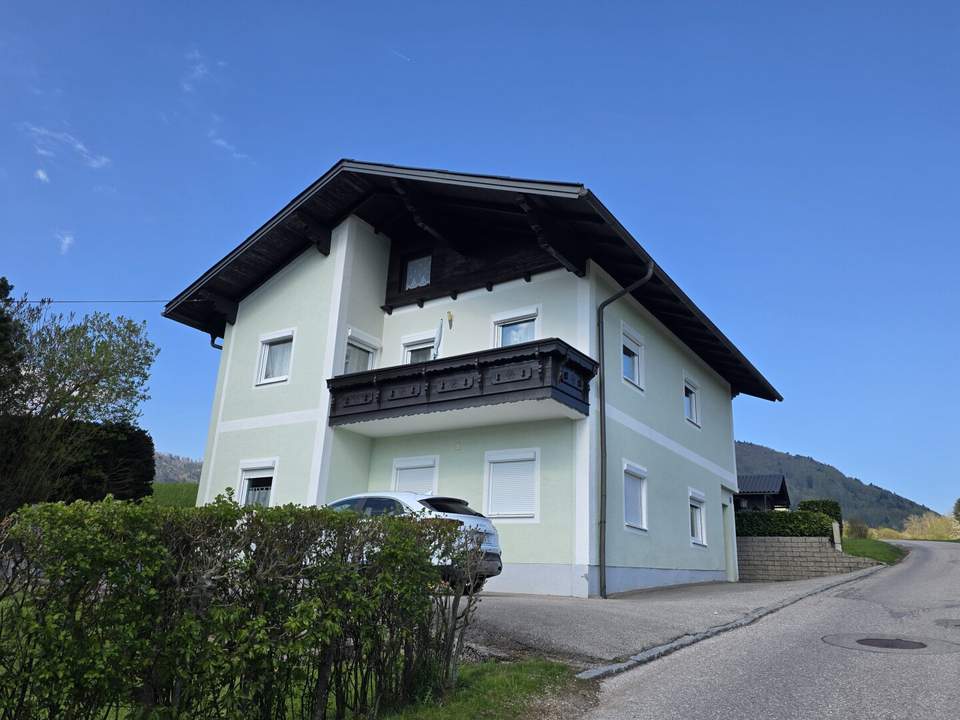 Ruhig gelegenes Wohnhaus mit herrlichem See- und Gebirgsblick und viel Platz