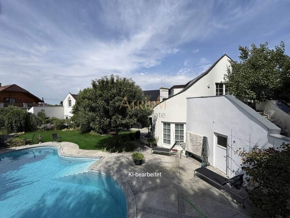 *** Nicht-08/15-Villa mit Pool, Wellnessbereich & Heimkino ***
