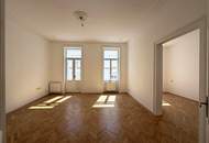 Großzügige 5-Zimmer-Altbauwohnung mit Balkon // Spacious 5-Room Period Apartment with Balcony //