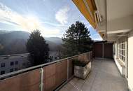 Eine helle, renovierungsbedürftige 3-Zimmer Dachgeschosswohnung &amp; PP // A bright, 3-room attic apartment in need of renovation &amp; parking //