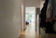 Idyllisch ruhiges Wohnerlebnis mit garantiert hohem Erholungswert steht für Sie bereit! Gemütliche Loggia mit herrlichem Ausblick ins Grüne - praktisch geschnittene 3 Raum Wohnung mit Abstellraum und Parkplatz direkt vor der Haustür!