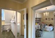 Eine Villa mit Wohnkultur, parkähnlichem Garten und Pool // A Villa of Distinction with Park-Like Garden and Pool //