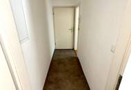 Herrlich sanierte Erdgeschosswohnung mit moderner Wohnküche, stilvollem Badezimmer und Grünblick - in ruhiger Siedlungslage mit ausgezeichneter Infrastruktur, ideal für kleine Familien!