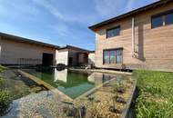 Autark leben im Lehm-Holz-Haus – mit 60 kWp PV & Naturpool