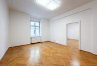 Großzügige Altbauwohnung mit 3 Zimmern, Extraküche und 2 Balkonen nahe der Mur