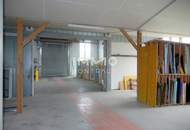 Große Lagerhalle auch beheizbar und Nebentrakt mit 740 m² Nutzfläche (Einfahrtstor 350x470) Industrieboden.