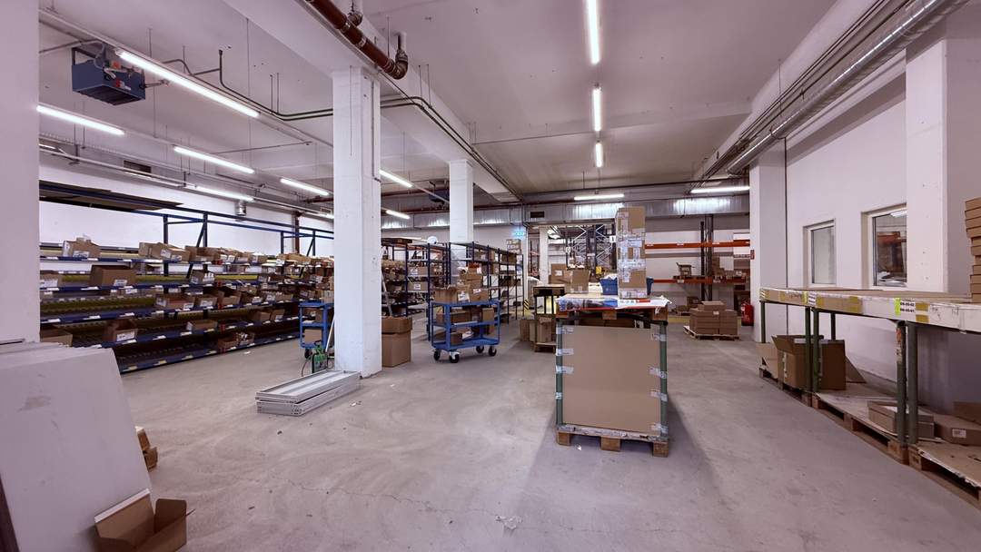 Magazin-/Lagerfläche mit LKW-Einfahrt, Office, Sanitärflächen und Küche