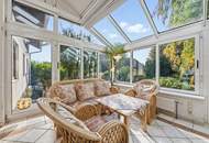 Imposante Landhausstil-Liegenschaft eingebettet in einem idyllischen Gartenparadies mit Schwimmteich und Grünbestand