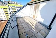 Stark reduziert - Stylischer Wohntraum im Dachgeschoss! Frisch saniert + Ruhelage + Traumhaftes Altbauhaus + Hofseitige Terrasse + U-Bahn ums Eck + Beste Infrastruktur und Anbindung!