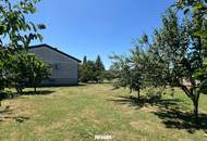 *ORTSRANDLAGE:* Wohnhaus mit sehr schönem, ebenen Garten und großzügigem Grundstück.