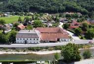 Historischer Vierkanthof mit einem Gastrolokal, Apartments, Mietwohnungen und großem Entwicklungspotential