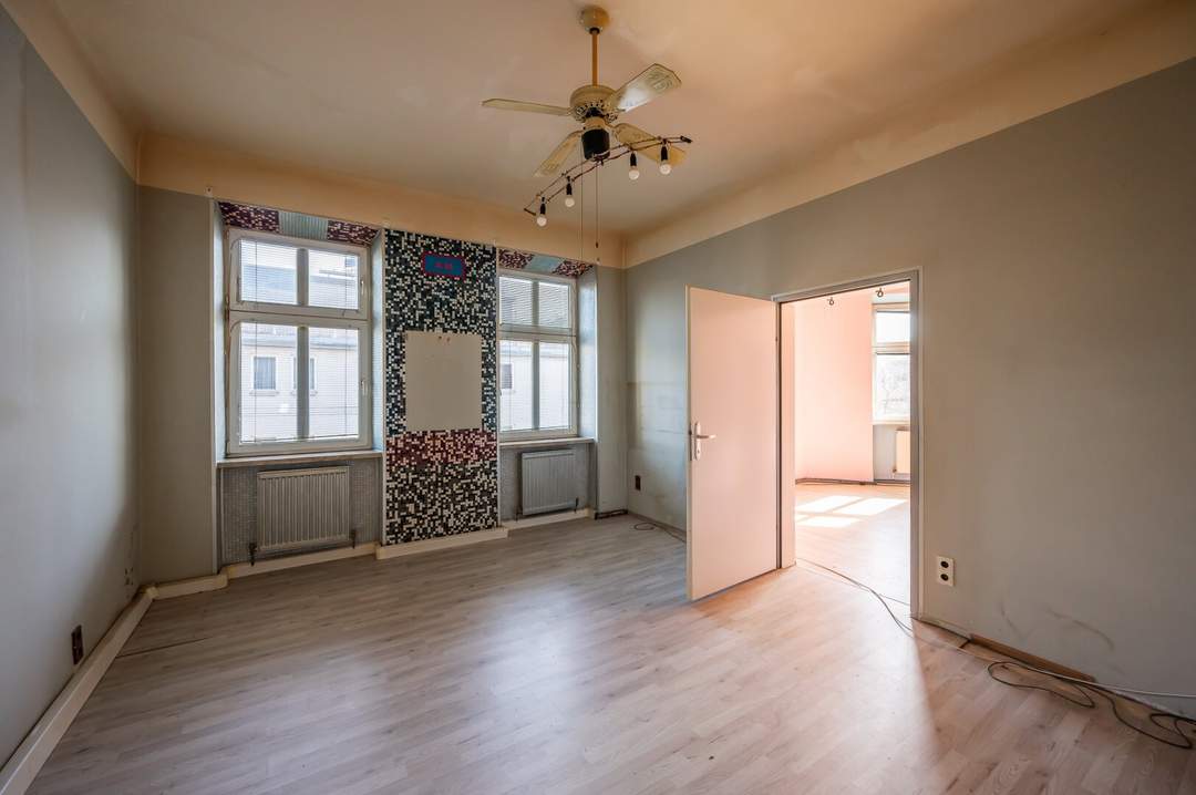 ++NEU++ 2 Zimmer Altbauwohnung - großes Umbaupotenzial.