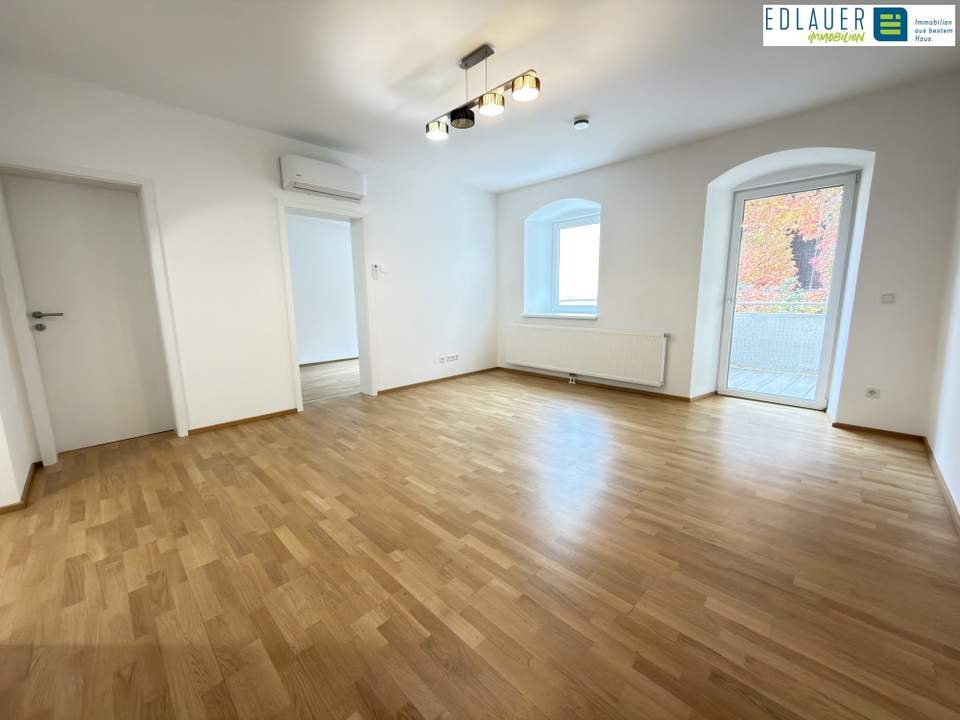 Moderne Altbauwohnung mit Klimaanlage und Balkon!