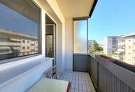 Gemütliche Zwei-Raum-Whg. mit Loggia und Parkmöglichkeit!