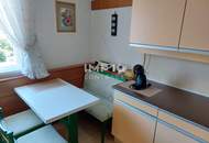 HOLZBLOCKHAUS MIT SCHÖNEM GRUND UND FERNBLICK