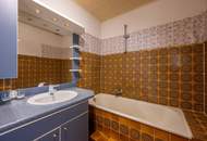 ++Q18++ Renovation-needed 3-room old building flat, lots of potential