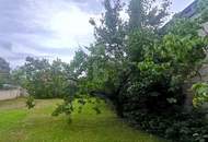 TRADITIONELLES STRECKHAUS MIT UNEINSICHTIGEM GARTEN UND ZWEI GARAGEN