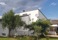Großzügiges Architektenhaus - 194m², Wohnküche, 3 SZ, 3 Bäder, Wohnstudio im UG, Pool, Doppel-Carport, Wellnessbereich u.v.m.!