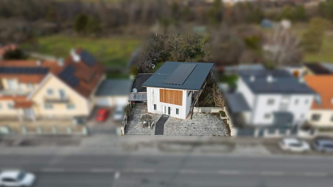 Baumeisterhaus in ökologischer Bauweise, Naturgarten, Photovoltaik