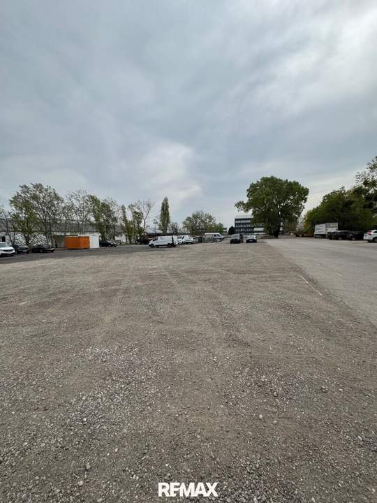 9000 m² befestigte Abstellfläche (teilbar ab 1500 m²) zu mieten