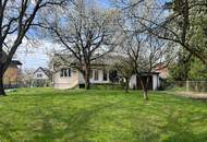 PLATZ zum WACHSEN – sanierungsbedürftiges Haus mit großem Garten und traumhaften Bäumen in Graz Liebenau! Bungalow mit Ausbaureserve!