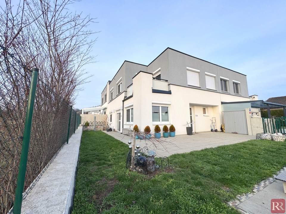 Modernes Eckreihenhaus mit Garten, Terrasse & 2 Carports in Ruhelage