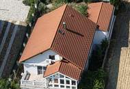 Außergewöhnliches Einfamilienhaus mit zwei Wohneinheiten, großem Garten und Gästehaus in Leobendorf