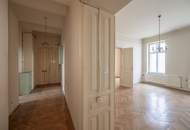 Stilaltbauwohnung mit Potenzial – ca. 122 m² im 2. Stock in Toplage des 6. Bezirks