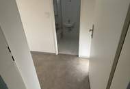 Singles aufgepasst! Sanierte, helle 1-Raum-Wohnung mit idealer Raumaufteilung in Steyr Münichholz: komfortabel, erschwinglich und mitten im Grünen! Praktischer Abstellraum, Aufzug und geräumiges Badezimmer inklusive! Jetzt mit KI-Visualisierung!