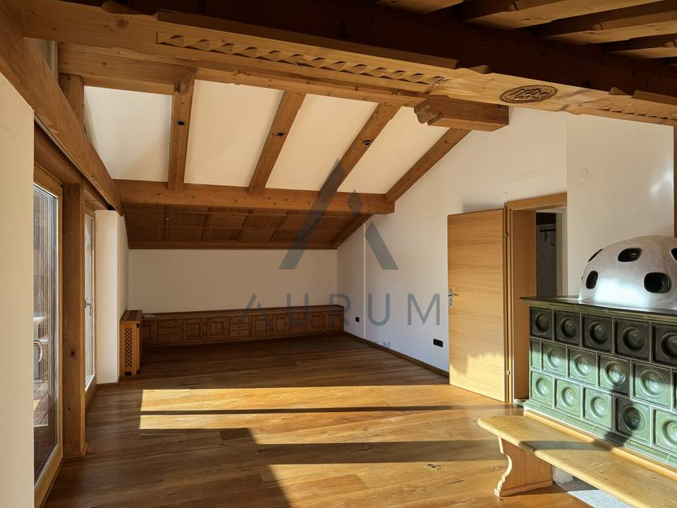 Miete: Dachgeschosswohnung mit Terrasse und Parkplätzen in Aurach