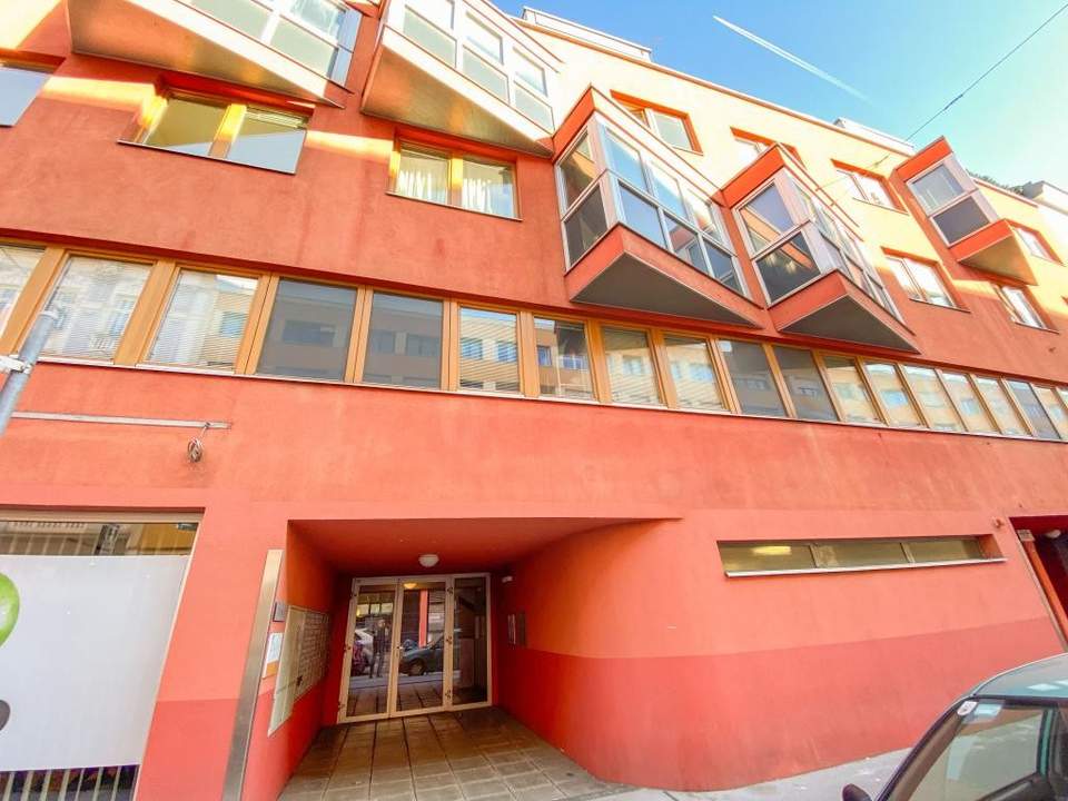Autoabstellplatz in der Ebenerdigen Garage eines Wohnhauses // Parking space in the ground-level garage of a residential building //